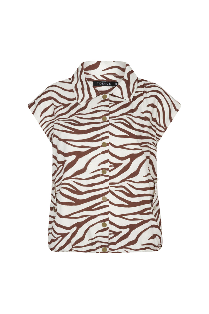 Ydence Gilet Svenna Zebra met zwart-wit dierenprint, dun en comfortabel, gedragen door een model in een lichte setting.