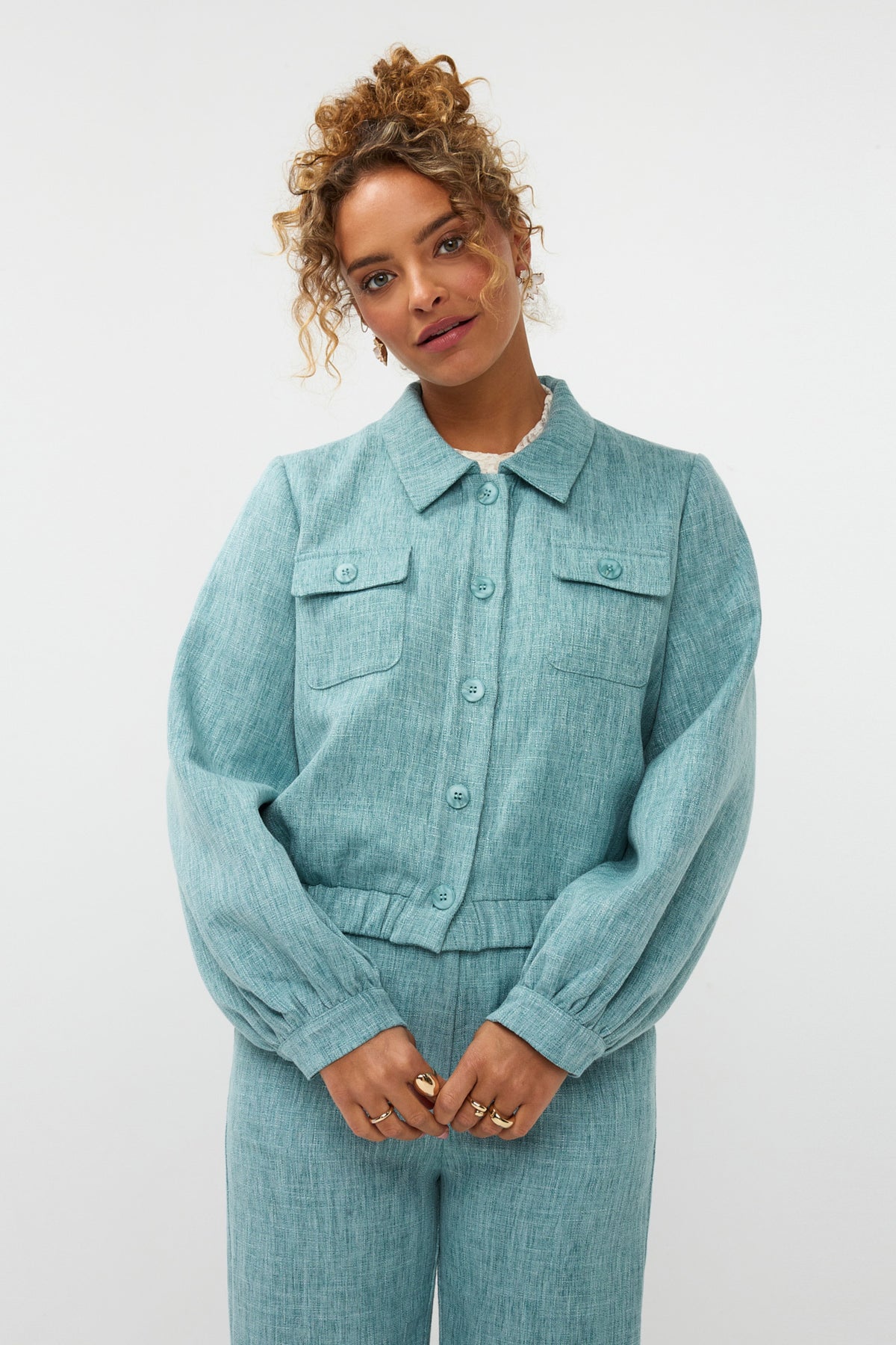 Ydence Jinte turquoise melange jas met kraag en knopen, zachte stoffen en modieuze pasvorm.