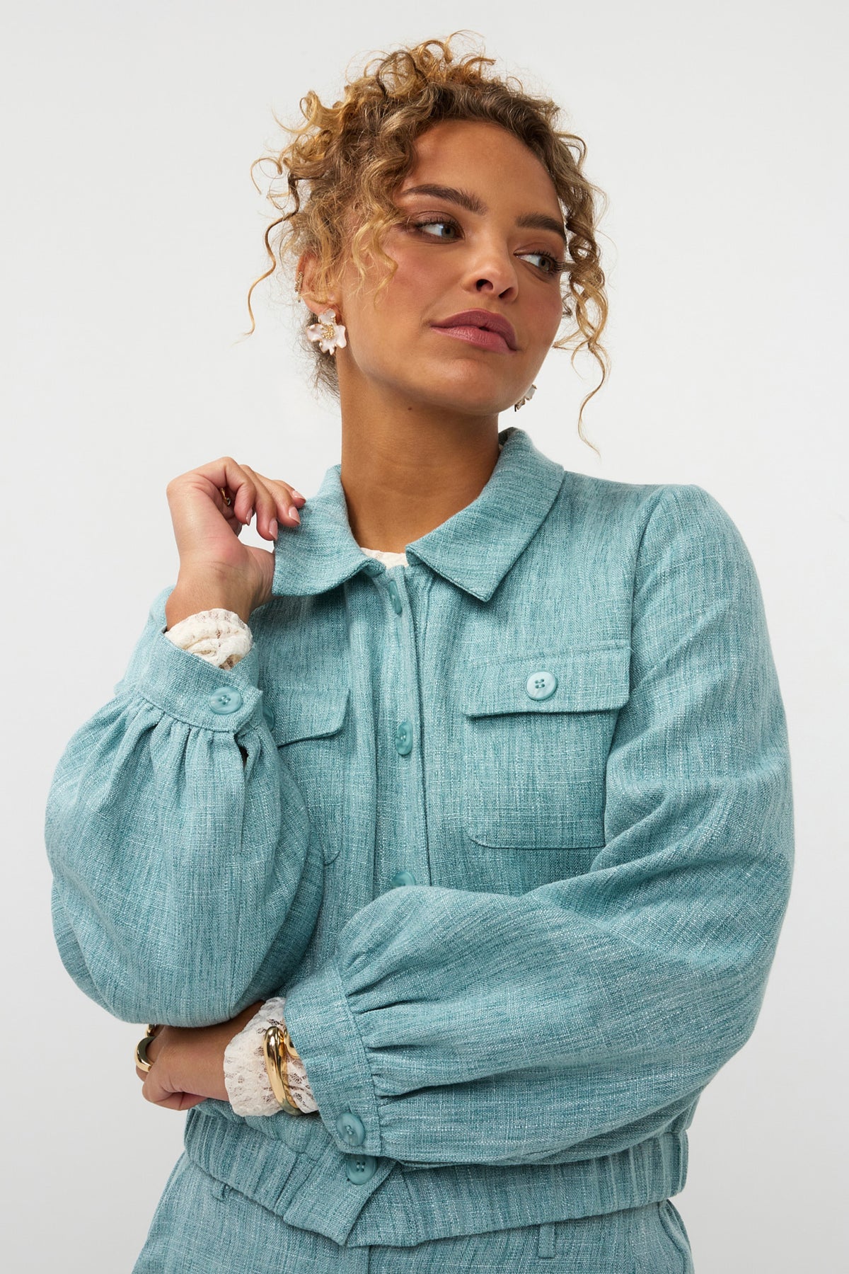 Ydence Jinte turquoise melange damesjas met comfortabele pasvorm en stijlvolle uitstraling, zichtbare details en textuur.