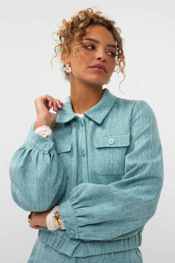 Ydence Jinte turquoise melange damesjas met comfortabele pasvorm en stijlvolle uitstraling, zichtbare details en textuur.