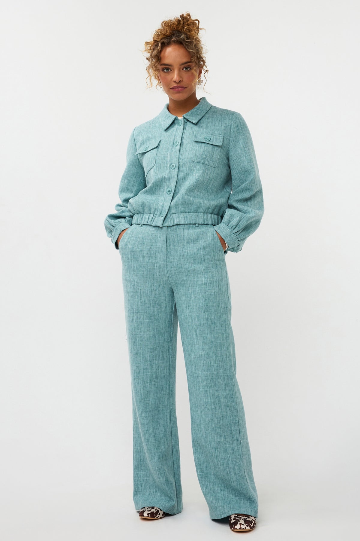 Turquoise melange jasje van Ydence, model Jinte, met rits en comfortabele pasvorm, gedragen door een model.