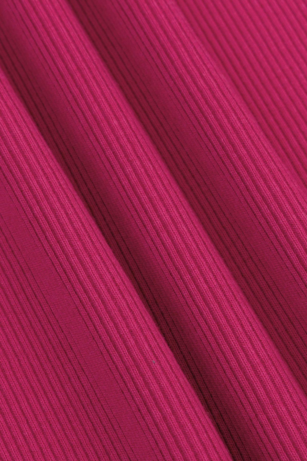Ydence Top Tres Jolie Berry Pink, damestop in roze kleur met elastische stof en ronde hals, gedragen door een model.