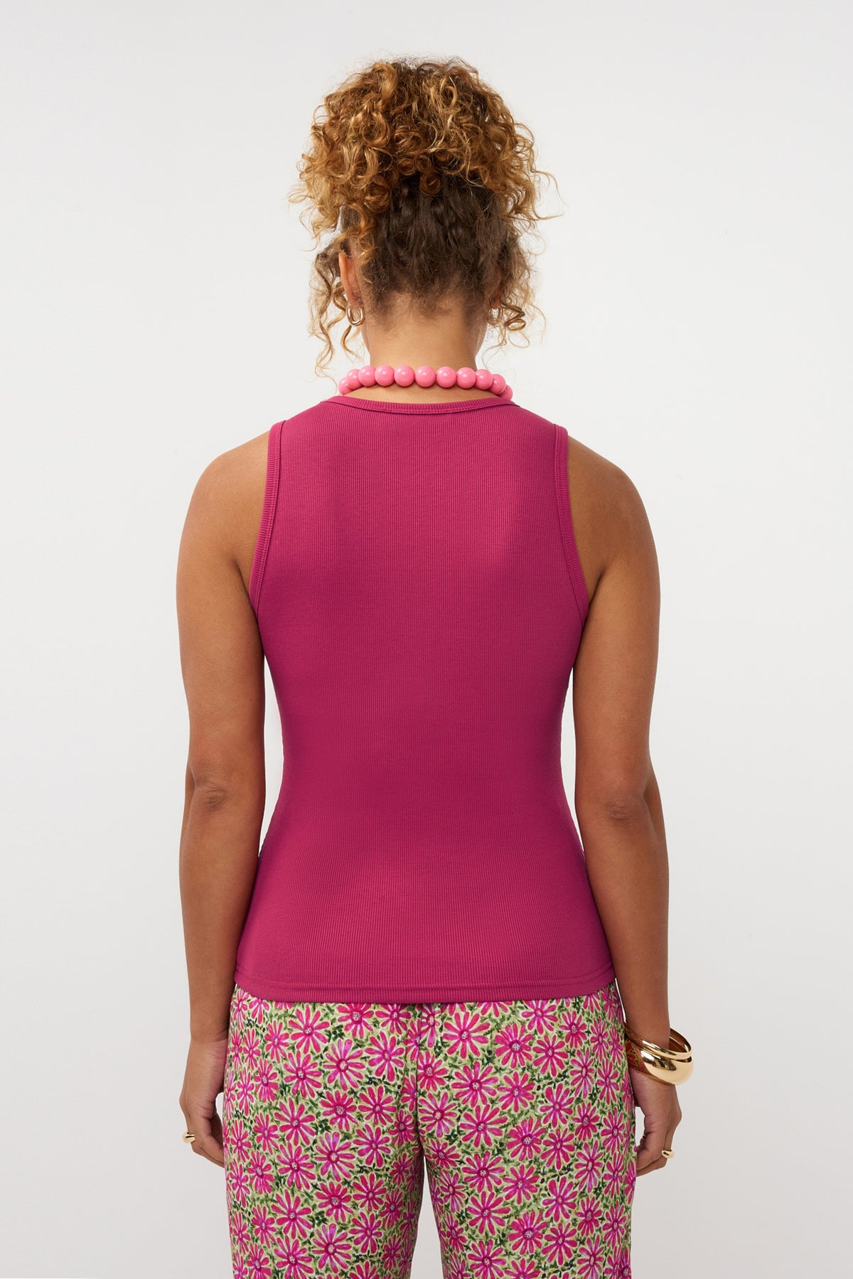 Ydence Top Tres Jolie in berry roze, stijlvolle damestop met zachte stof en ronde hals, close-up van de kleurrijke top.