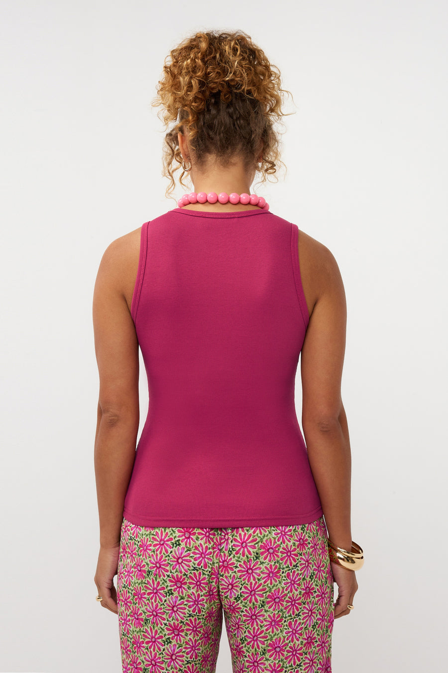 Ydence Top Tres Jolie in berry roze, stijlvolle damestop met zachte stof en ronde hals, close-up van de kleurrijke top.