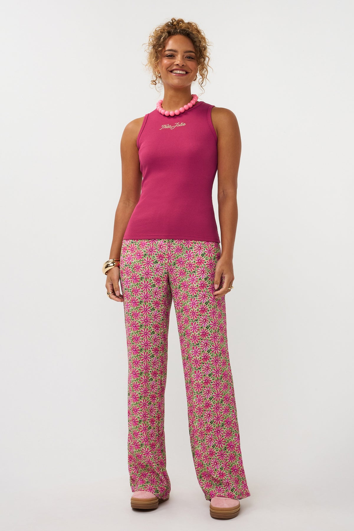 Roze top Tres Jolie van Ydence met bloemendessin en korte mouwen, geschikt voor damesmode.