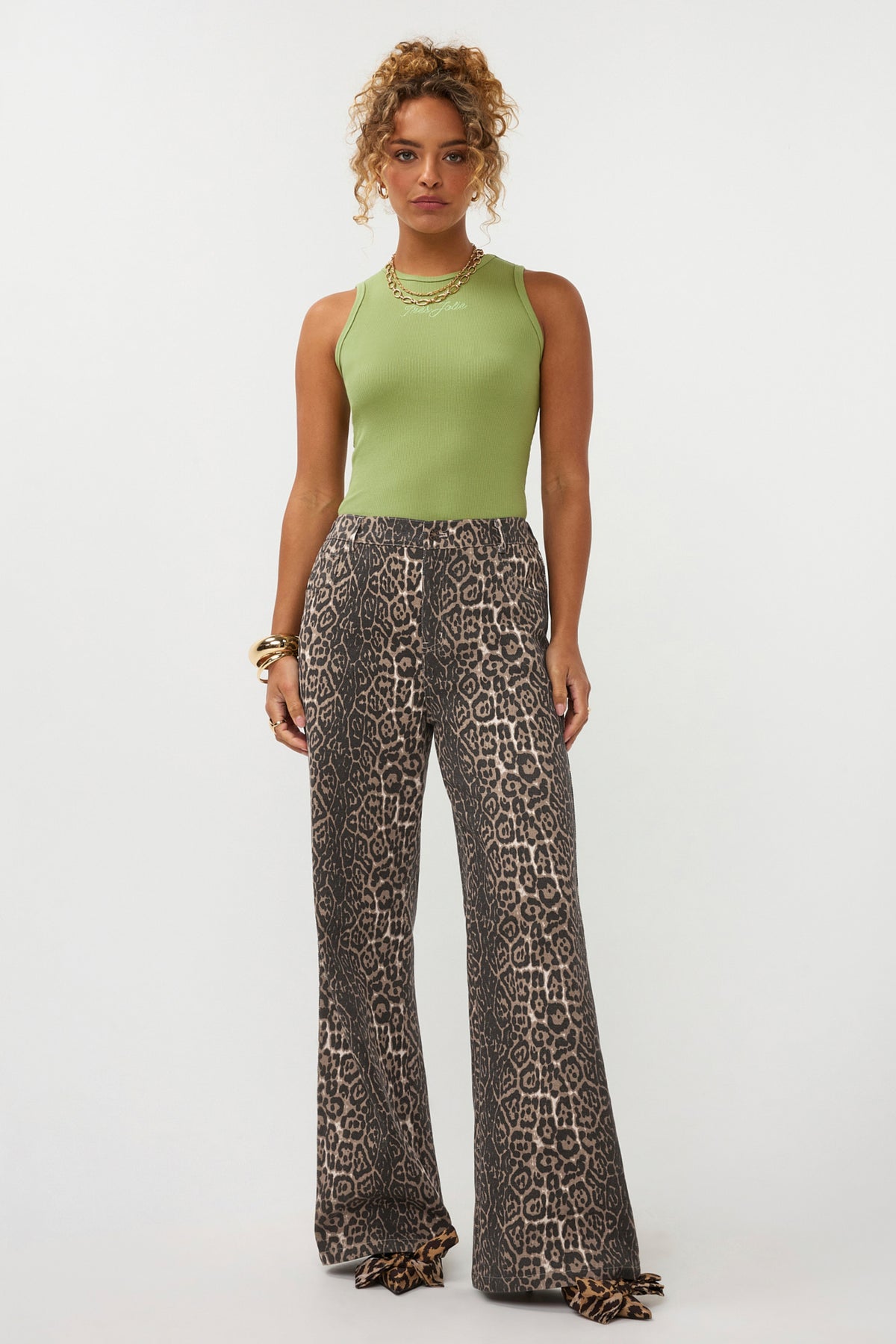 Groene Ydence Top Tres Jolie, close-up van de stijlvolle, comfortabele damesblouse met V-hals en zachte stof.