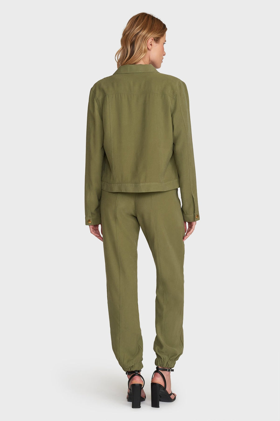 Lichte groene broek Corinne L/30 van Maicazz & Zizo, zichtbaar in de afbeelding.
