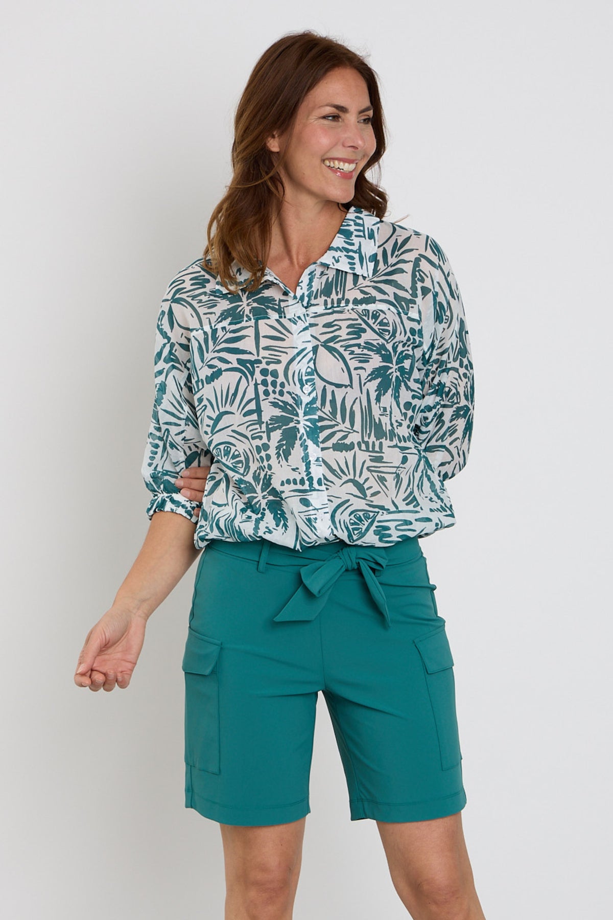 Witte en groene blouse Fonda van Zoso, getoond op model, met losse pasvorm en stijlvolle details.
