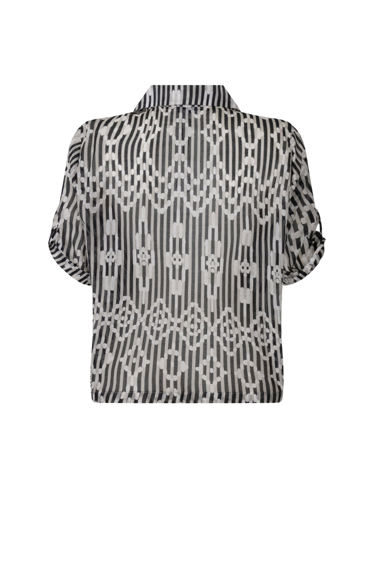 Zoso blouse Isa Black Sand 263, zwart met elegante pasvorm en lange mouwen, gedragen door een model op de foto