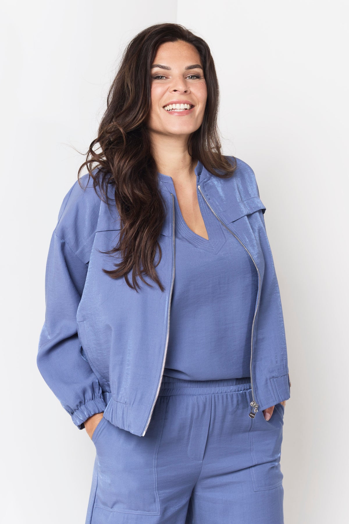 Blouse Josine Blue van Zoso, lichtblauwe damesblouse met soepel vallende stof en lange mouwen, close-up van de voorkant.