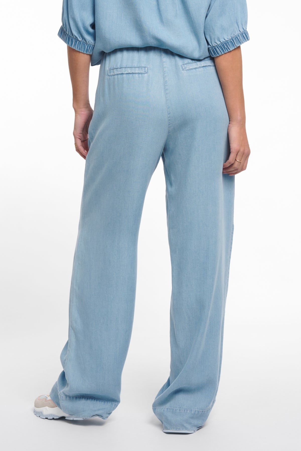 Lichtblauwe denim broek van Zoso Farah Light Denim 261, getoond op een model met een casual pasvorm en klassieke details.