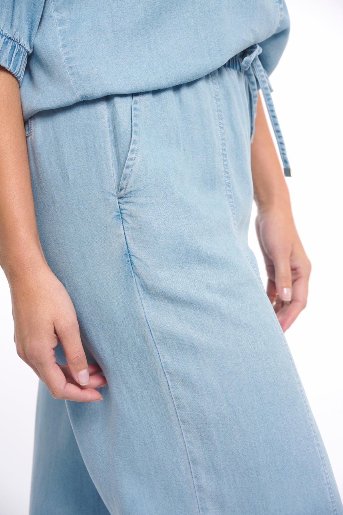 Zoso Farah Light Denim 261 broek met lichte wassing en rechte pasvorm, zichtbaar op de afbeelding.