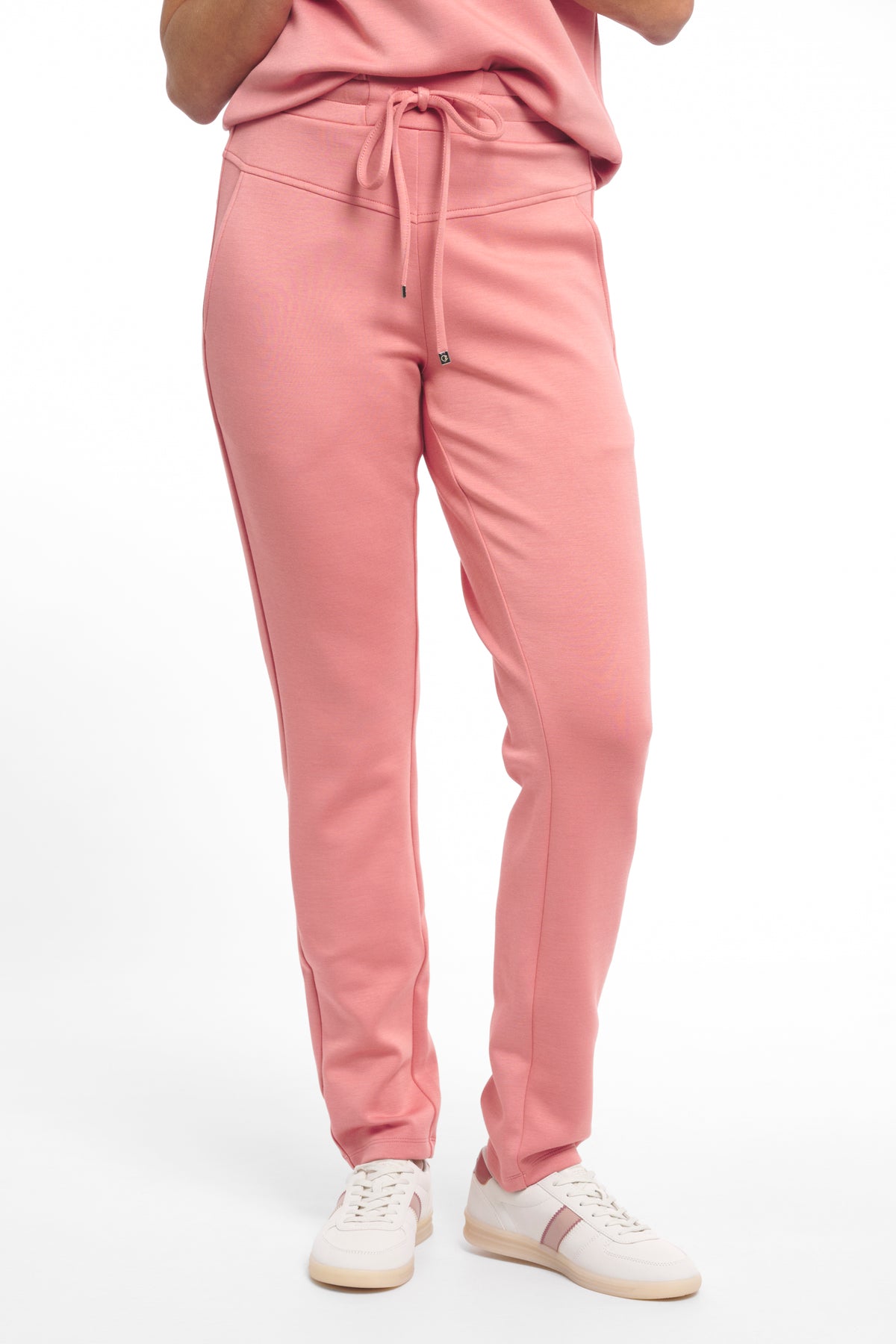 Zoso Marleen Desert Rose broek met rechte pasvorm en elastische taille, zichtbaar in deze afbeelding.