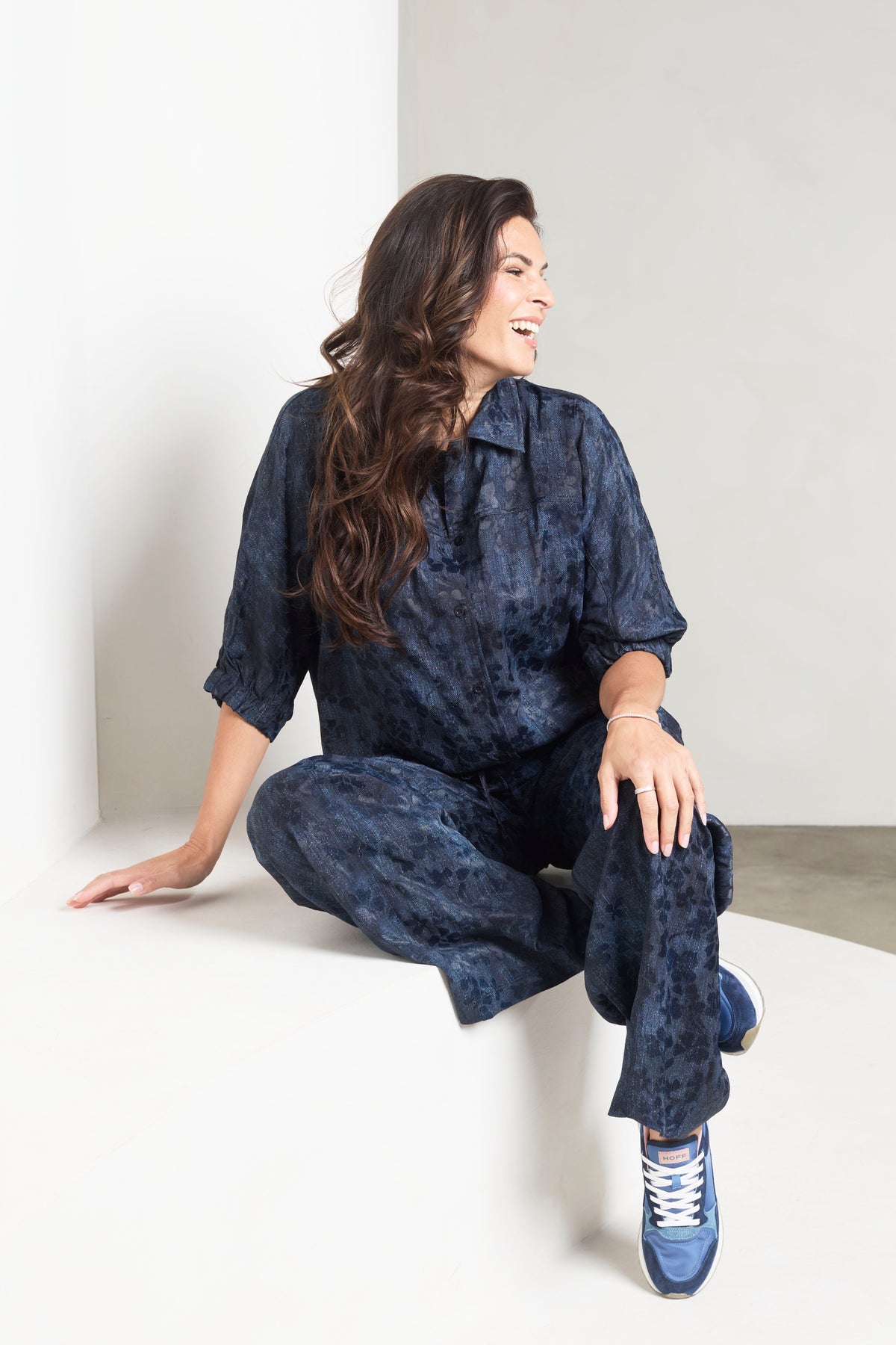 Blauwe denim broek Sylvia van Zoso, getoond in een close-up van de pasvorm en stoftextuur.