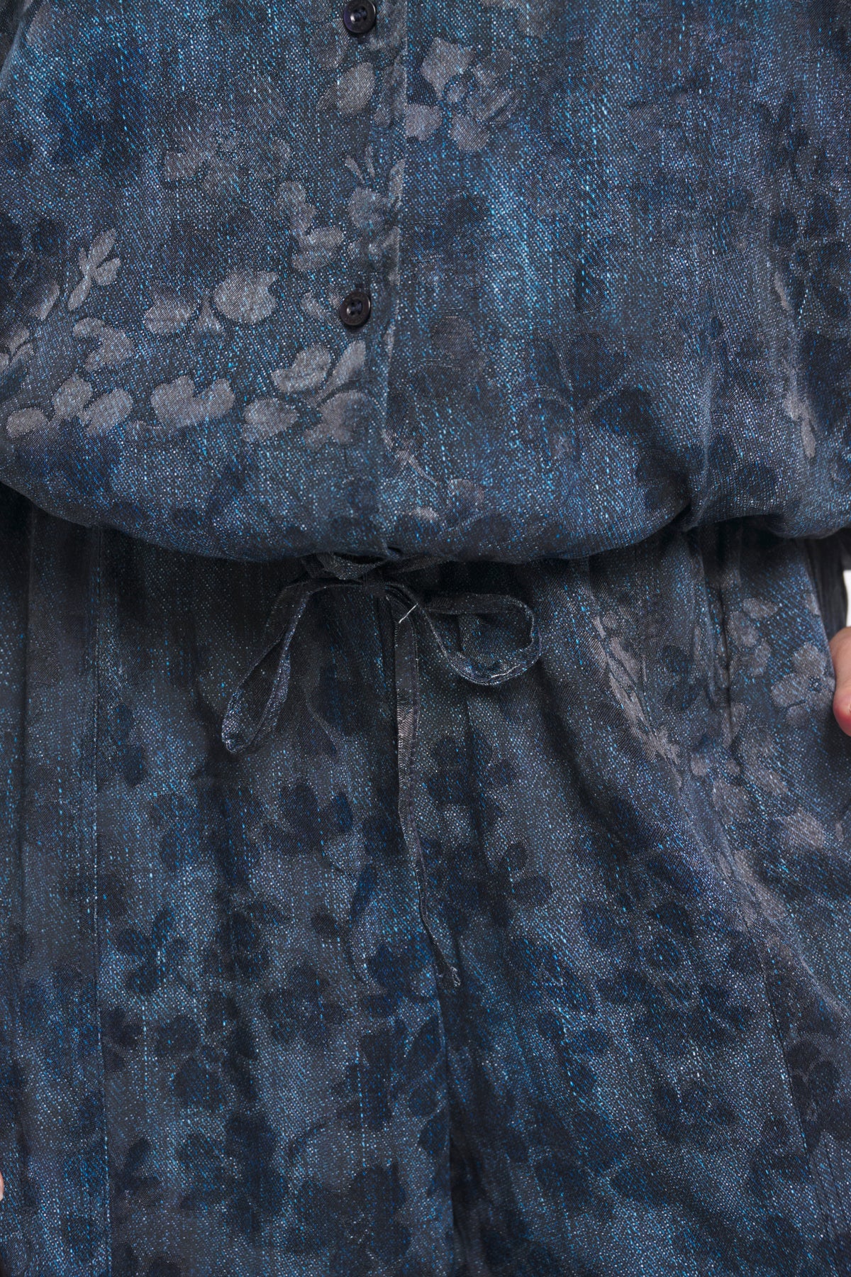 Zoso Sylvia Blue Denim broek met rechte snit en goudkleurige knopen, casual stijl, close-up van de denim stof.