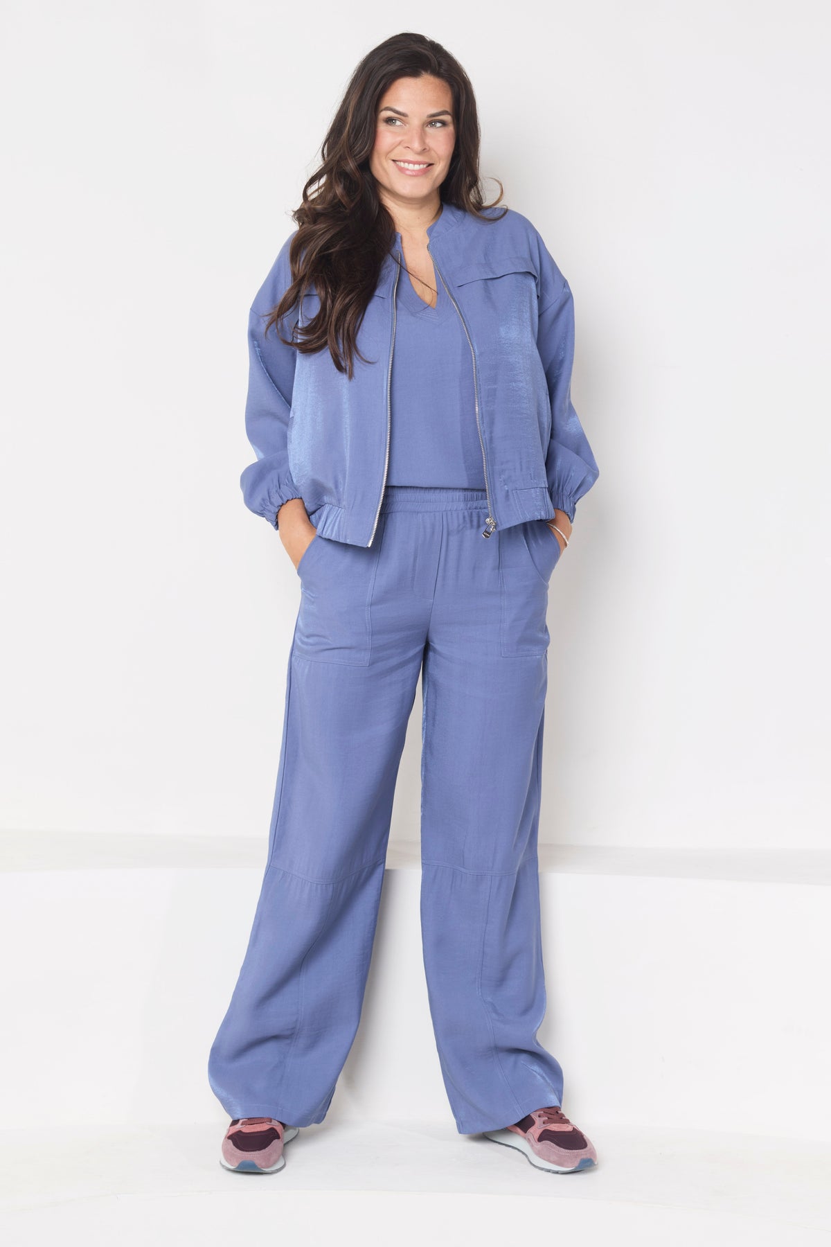 Blauwe Zoso Telma broek model 261, casual damesbroek met rechte snit, zichtbaar op de afbeelding.