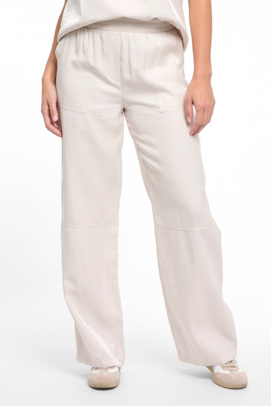Zoso Broek Telma Kit 261 in zwart met elastische taille en rechte pijpen, zichtbaar in de afbeelding.