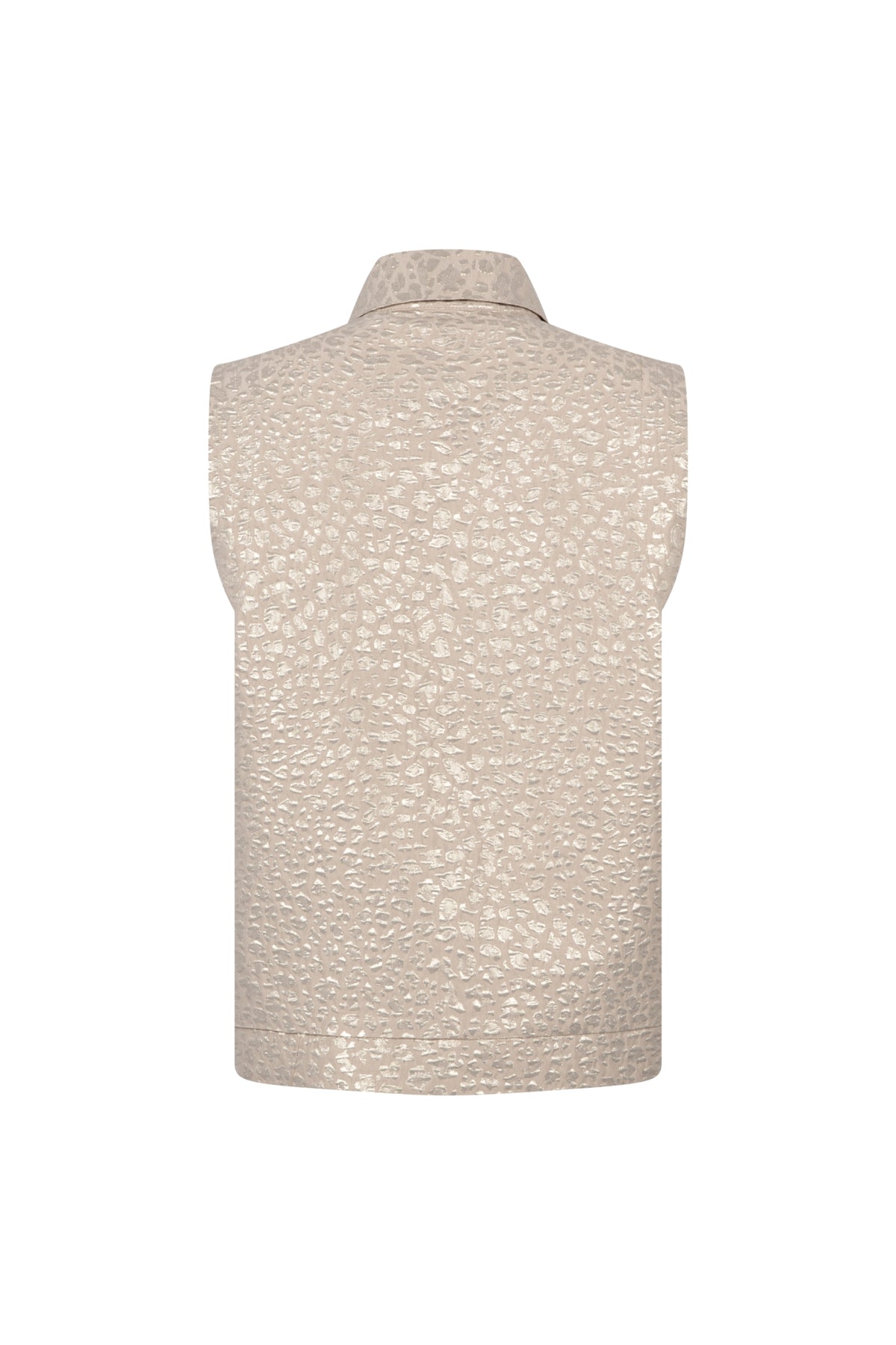 Zoso Gilet Melanie Sand, lichtgewicht damesgilet in zandkleur met ritssluiting en zachte stof, gedragen door een model.