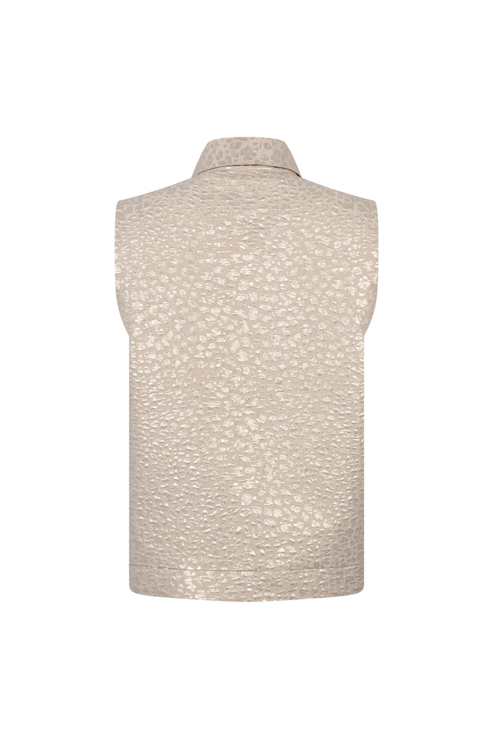 Zoso Gilet Melanie Sand, lichtgewicht damesgilet in zandkleur met ritssluiting en zachte stof, gedragen door een model.