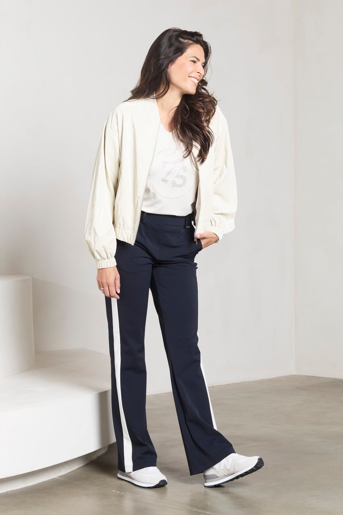 Zoso Jacket Bianca Kit 261, damesjas in lichtgrijze stof met ritssluiting, capuchon en zakken, voor casual stijl