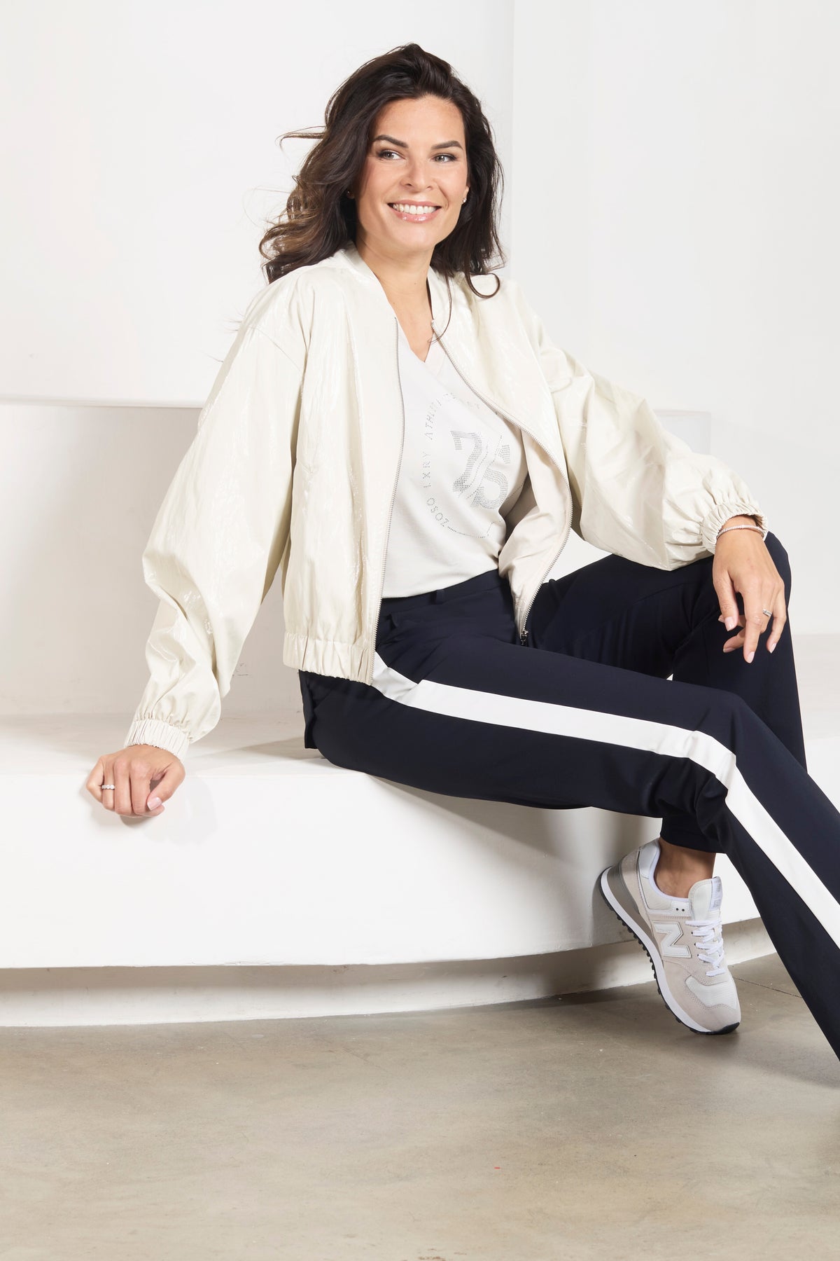 Zoso Jacket Bianca Kit 261, lichtgewicht jas met capuchon en ritssluiting, zwart met stijlvolle details.