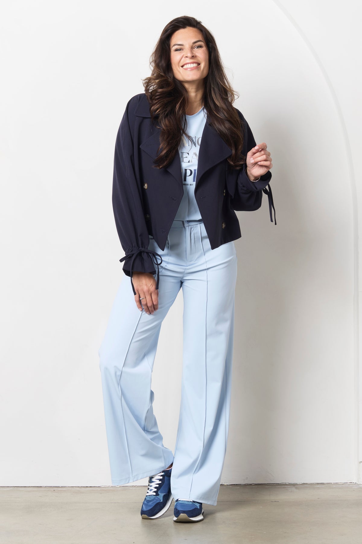 Zoso Maxime Night Blue jas, donkerblauw met ritssluiting en capuchon, gedragen door een model.