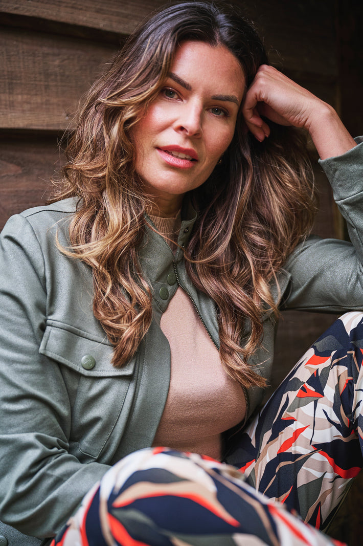 Zoso Romy Army jas in groene kleur met capuchon en ritssluiting, modieuze outdoor jas voor dames