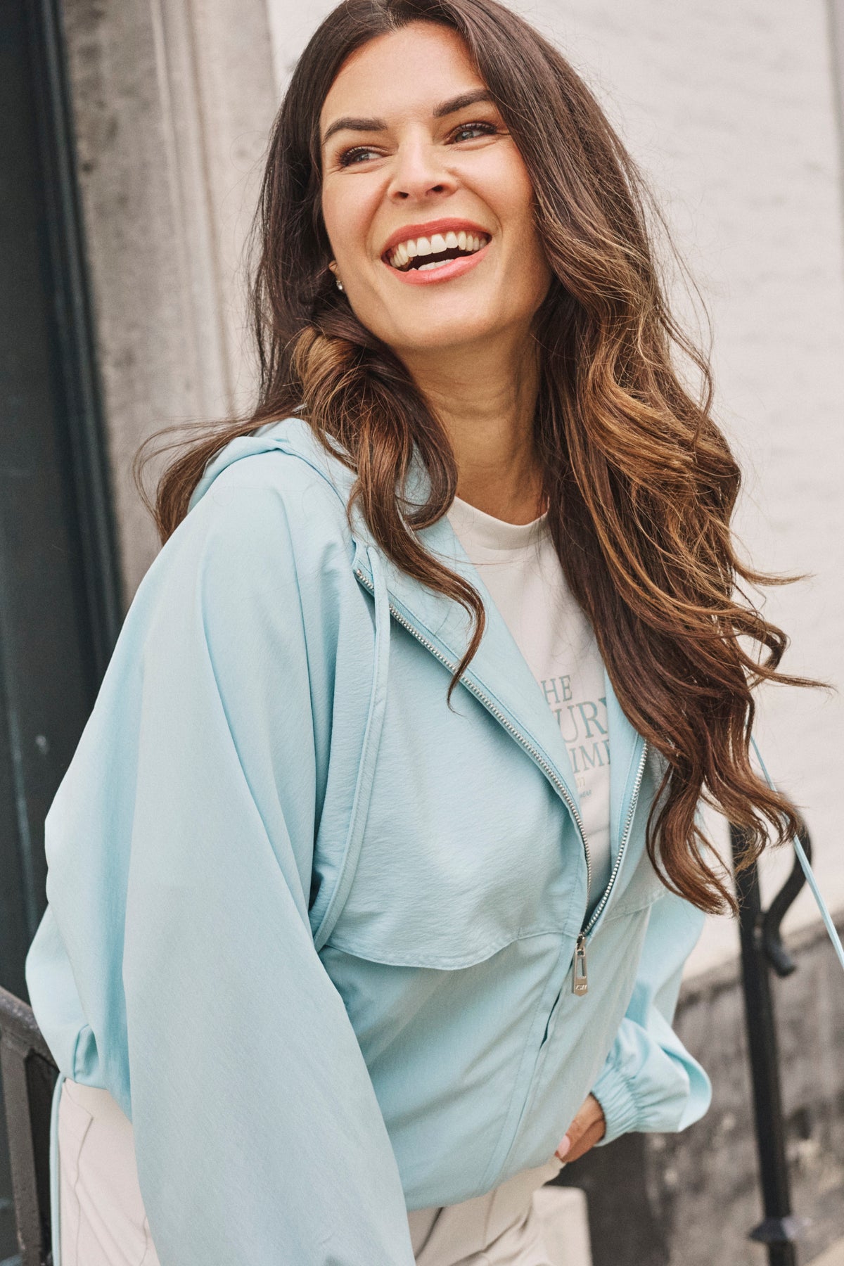 Zoso Wendy Sea Green jas voor dames, lichtgewicht en waterafstotend, met capuchon en ritssluiting, in zeegroen kleur.