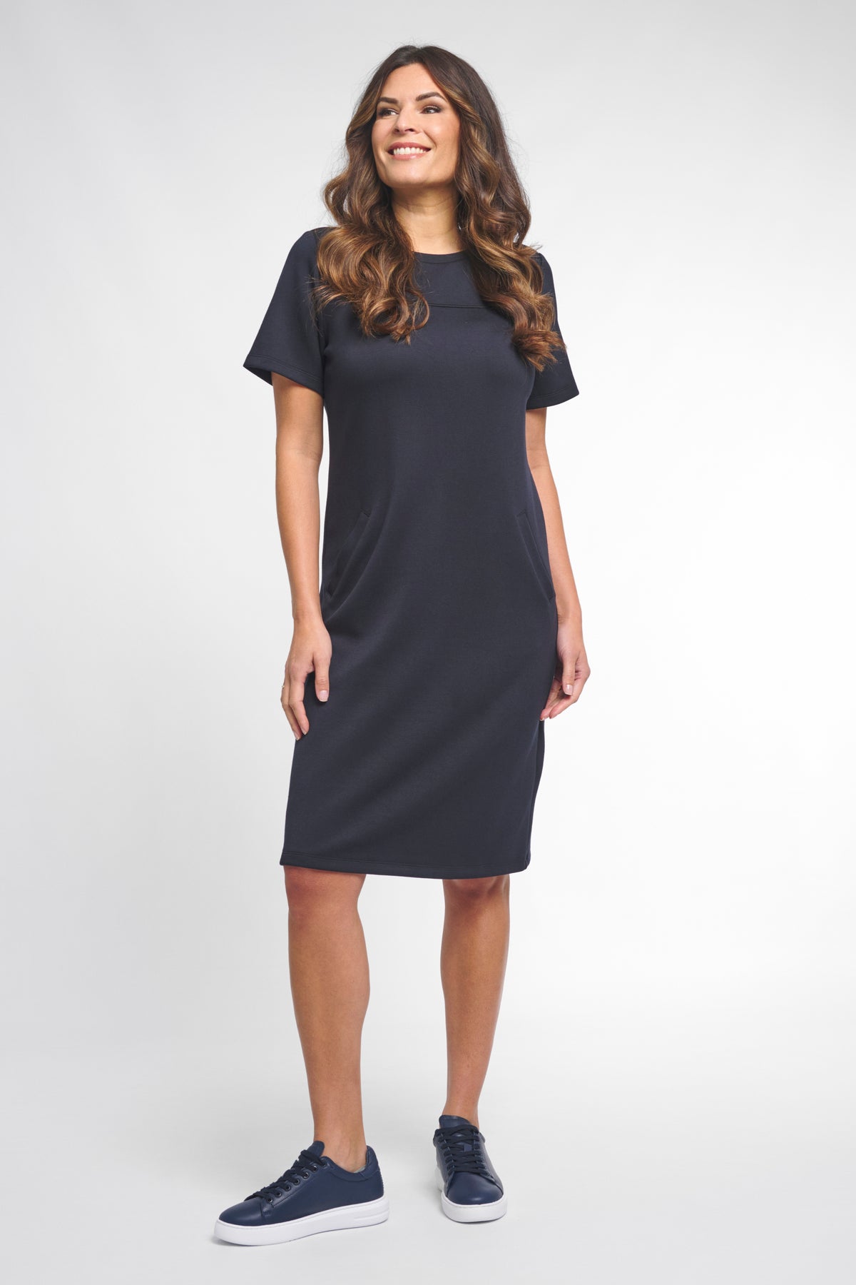 Zoso jurk Femmz Night Blue 261 met lange mouwen en elegante pasvorm, getoond in een diepe blauwe kleur.