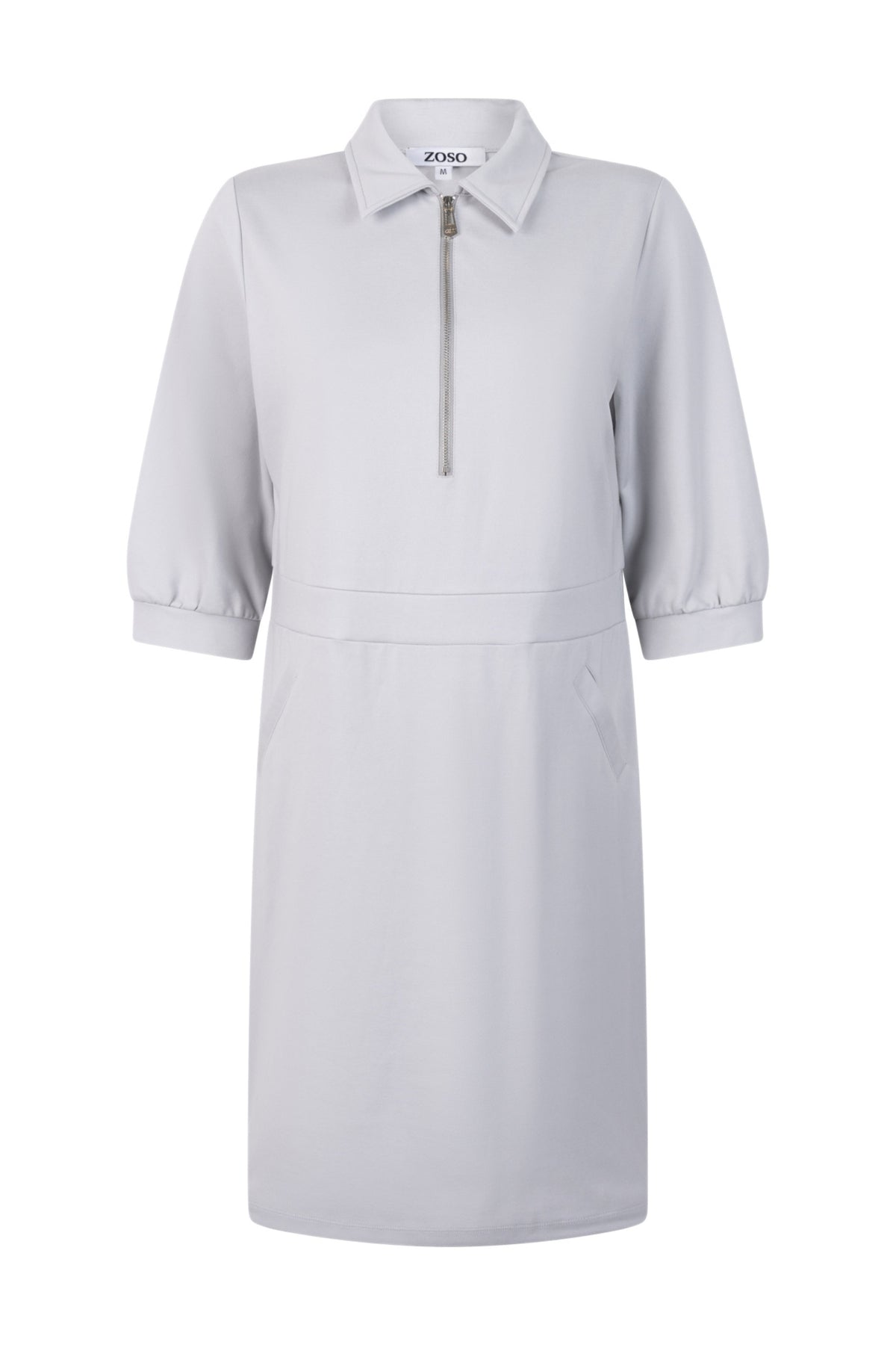 Zoso jurk Vera Blue 251: lichtblauwe jurk met vloeiende stof en elegante snit, gedragen door een model.