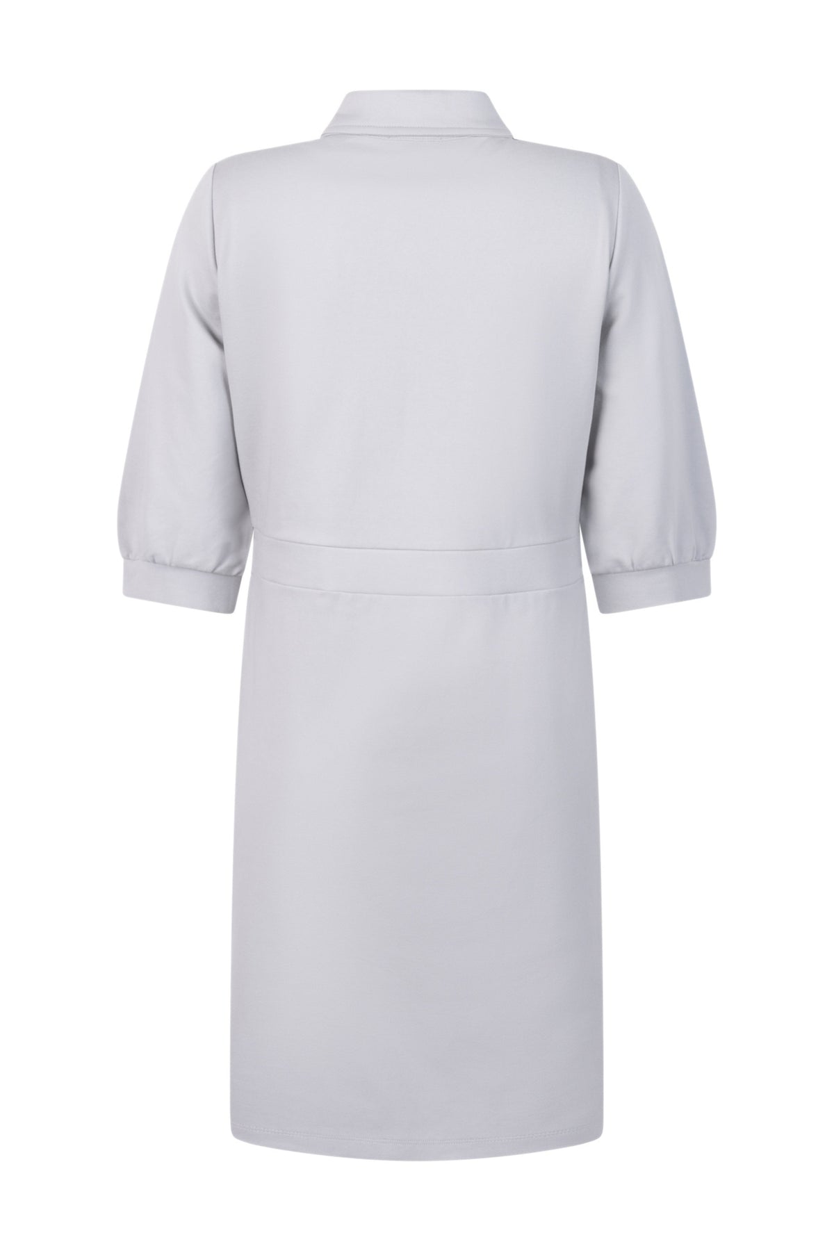 Blauwe jurk Vera van Zoso, elegante zomerjurk met vloeiende stof en bloemenpatroon, duidelijk zichtbaar op de afbeelding.