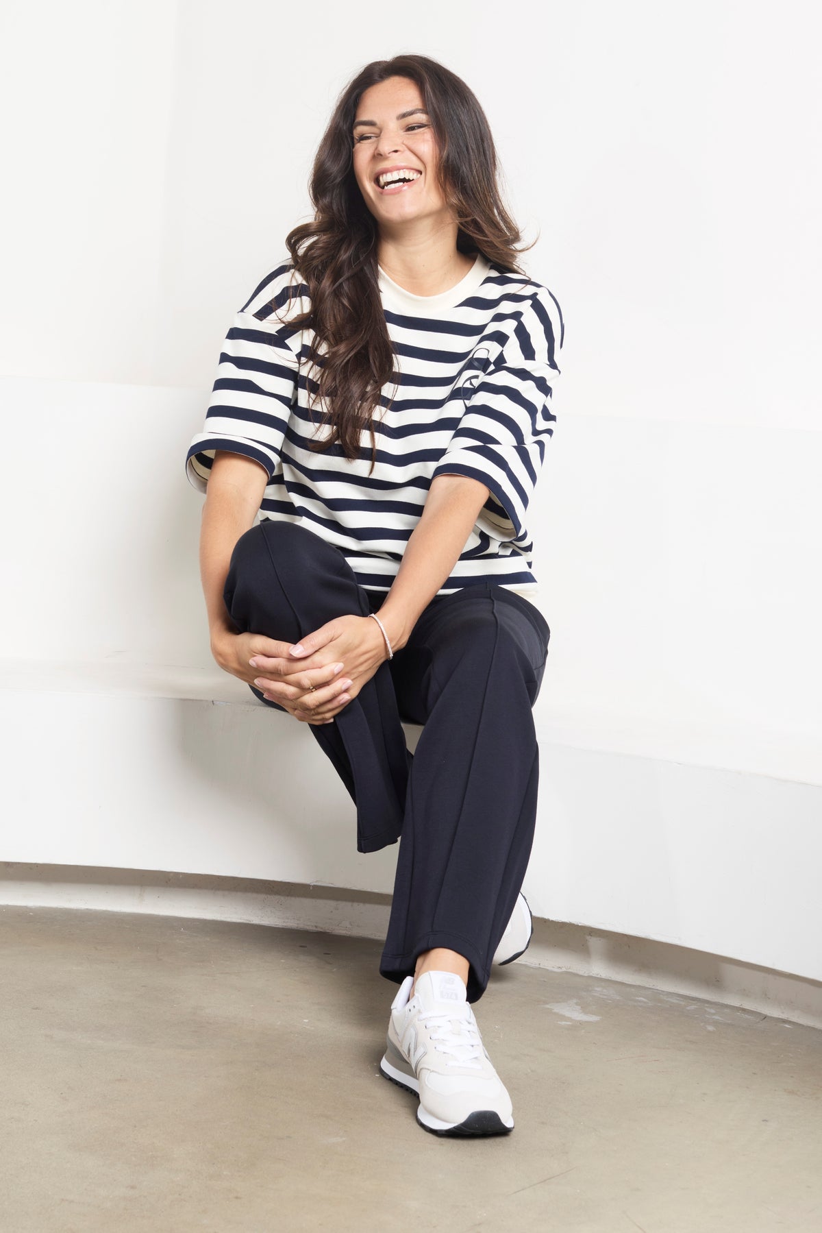 Zoso Melissa Kit Night Blue sweater in donkerblauw met ronde hals en zachte stof, gedragen door iemand.