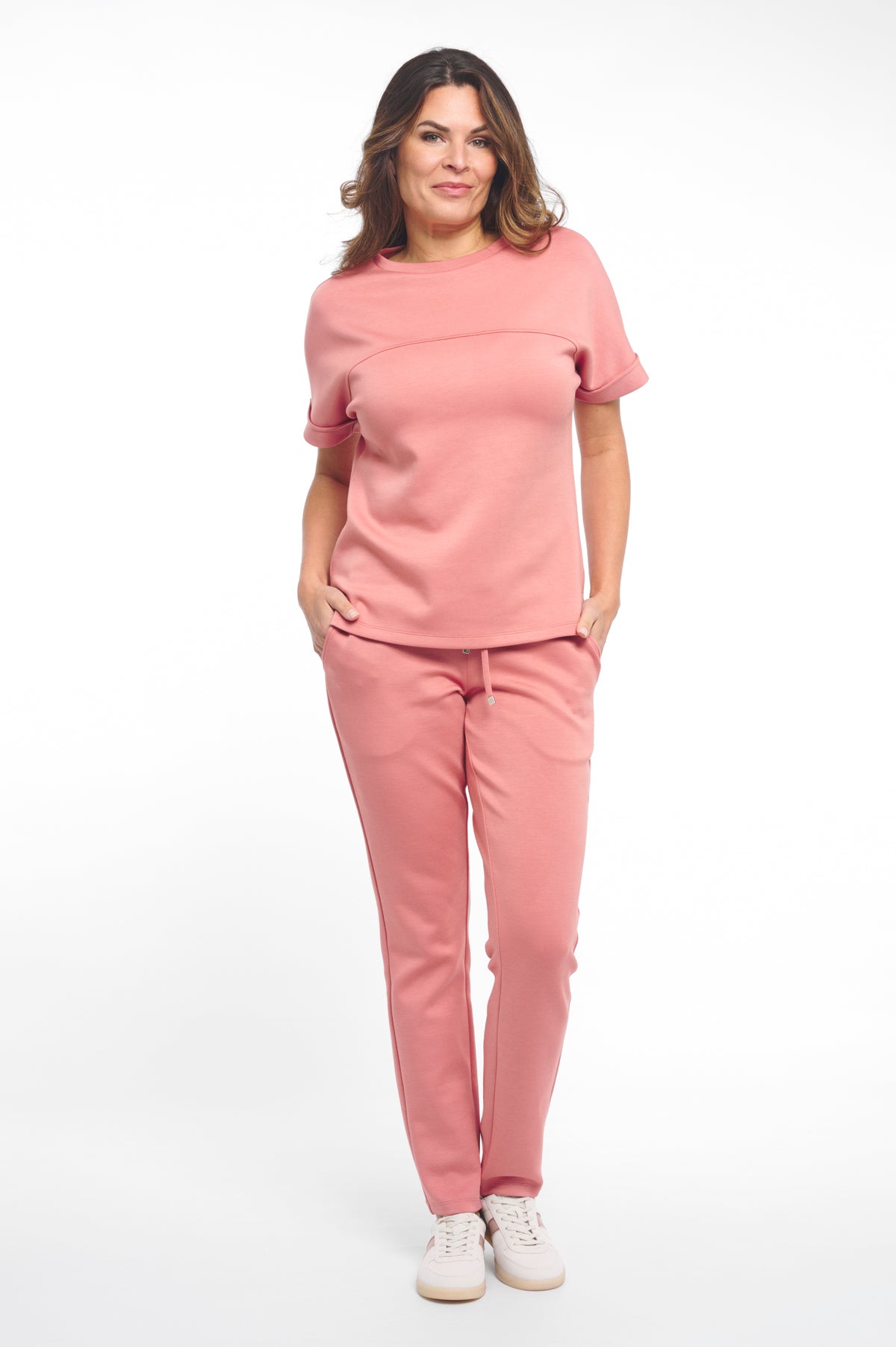 Zoso T-Shirt Patty Desert Rose 261, roze katoenen shirt met bloemenprint, model met ronde hals en korte mouwen.