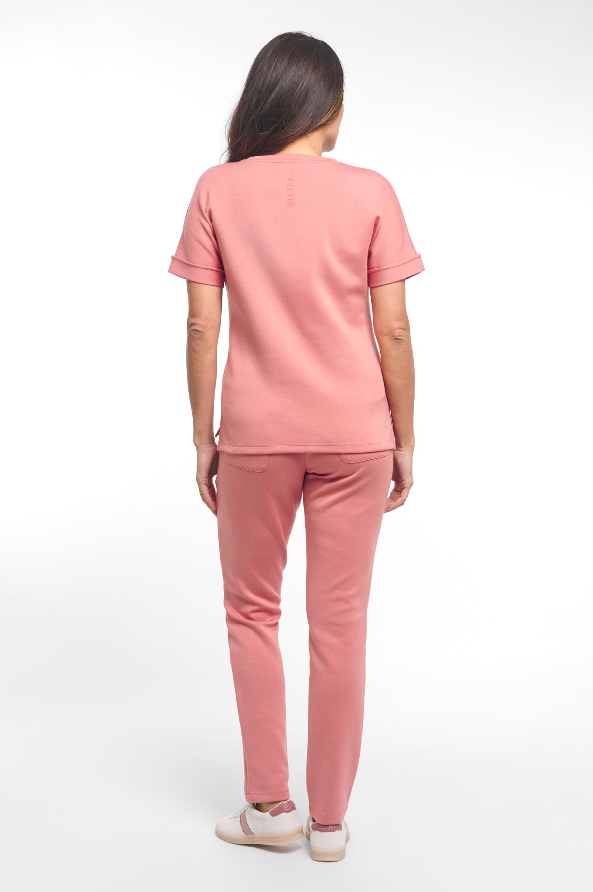 Zoso T-shirt Patty Desert Rose met roze bloemenprint en ronde hals, gedragen door een vrouw op een witte achtergrond