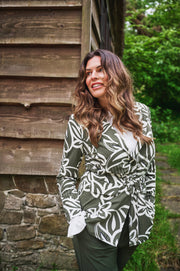 Zoso Travel blazer Charly Army Ivory, lichte reisblazer met zakken en knoopsluiting, geschikt voor zakelijk en casual gebruik.
