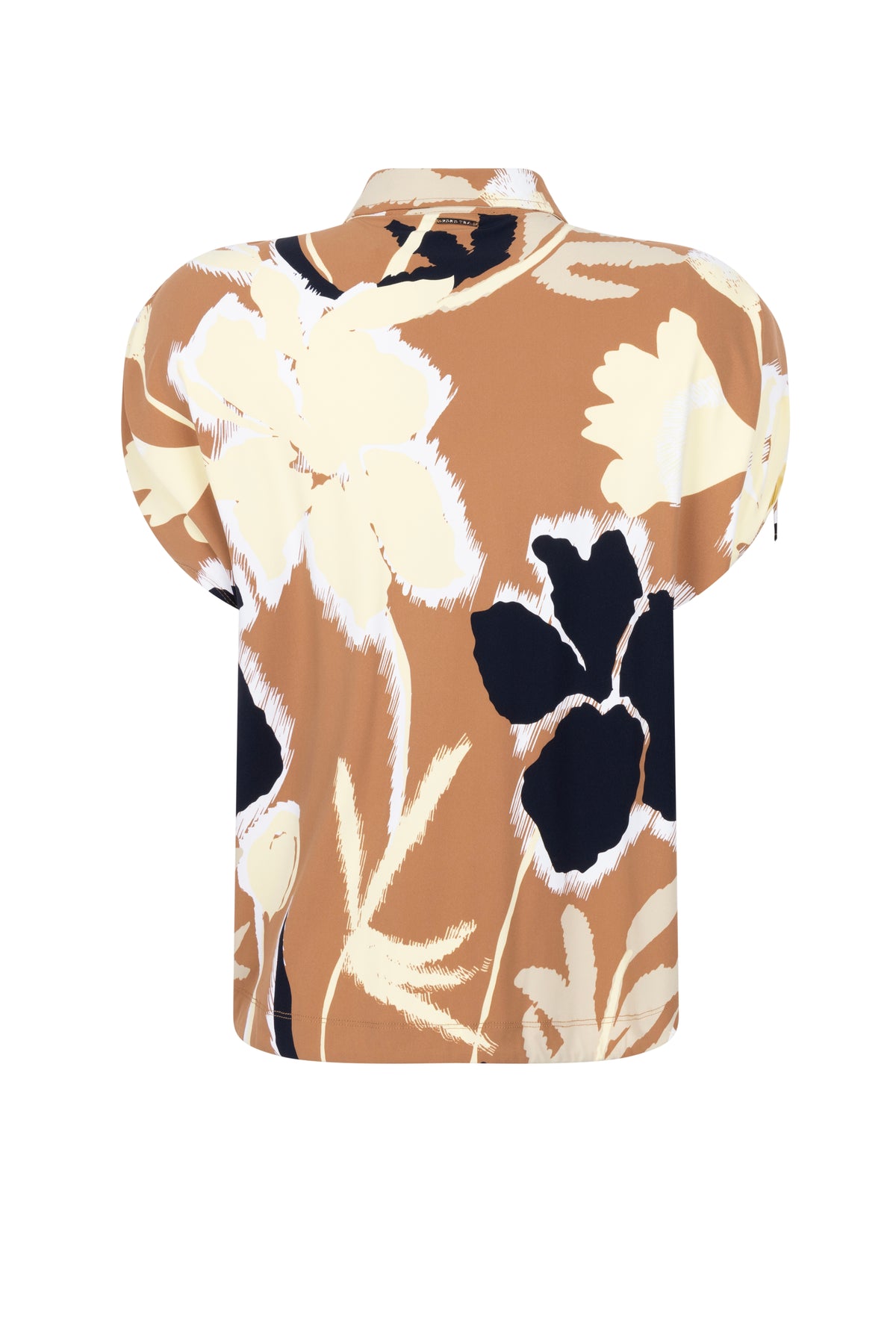 Zoso Travel Blouse Georgina zomer camel geel, lichte blouse met korte mouwen en losse pasvorm, geschikt voor reizen en zomerse dagen.