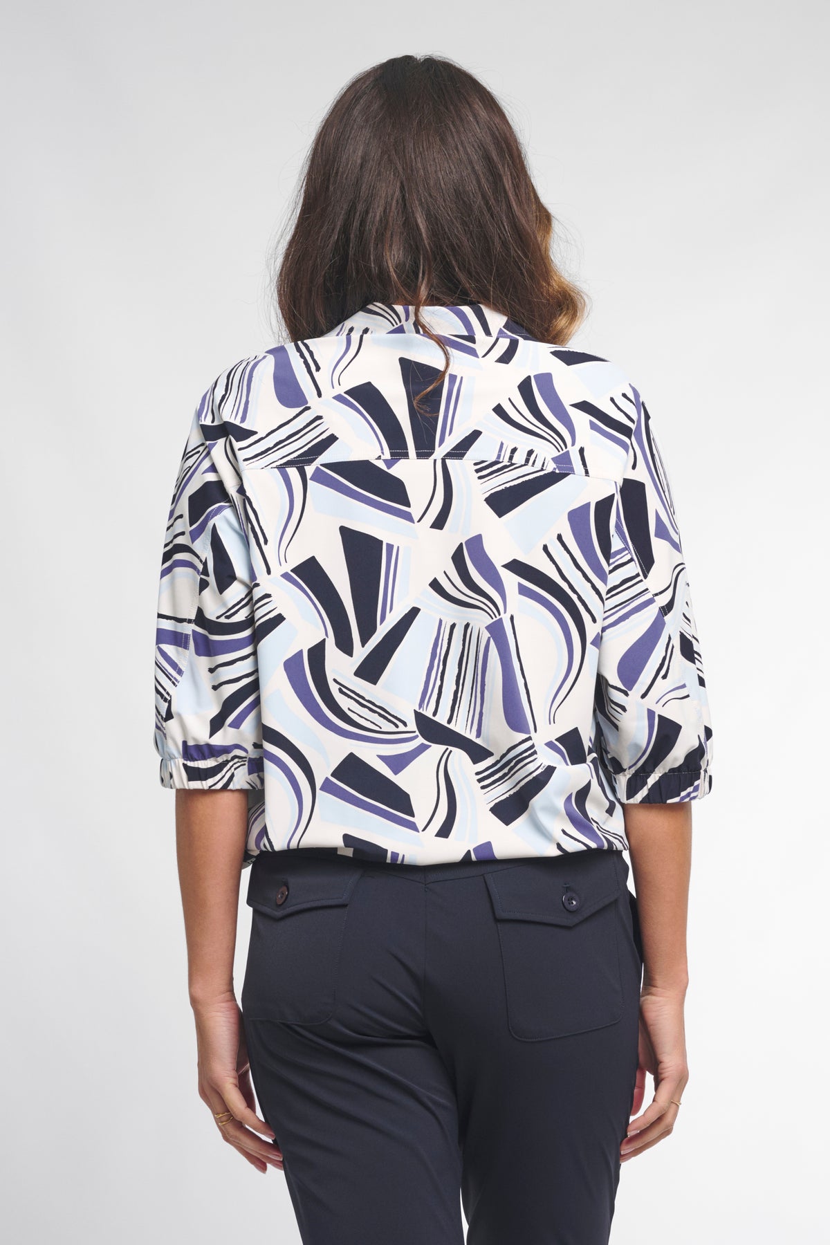 Zoso Travel Blouse Glenny in Night Blue, lichtgewicht en comfortabel, getoond in close-up met knoopsluiting en zachte stof.