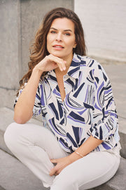 Zoso Travel Blouse Glenny in nachtblauw, comfortabel en stijlvol voor reizen, zichtbaar met zachte stof en elegante snit.