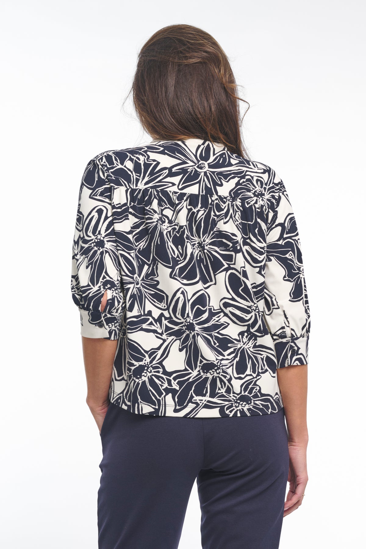 Zoso Travel Blouse Marloes in nachtblauw, comfortabele damesblouse met stijlvolle pasvorm en lichtgewicht stof.