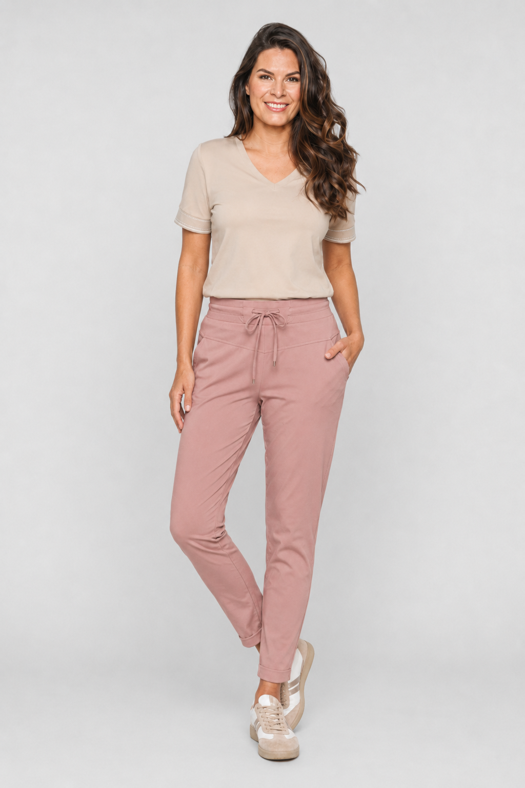 Zoso Travel Broek Amber Desert Rose 261, stijlvolle reisbroek met comfortabele pasvorm en zachte stof, zichtbaar in de afbeelding.