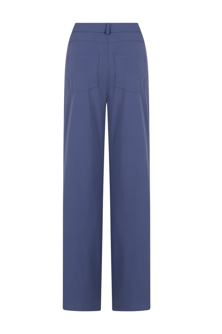 Zoso Travel Broek Beau Blue 261, lichtblauwe reisbroek met comfortabele pasvorm en stijlvolle uitstraling, geschikt voor reizen.