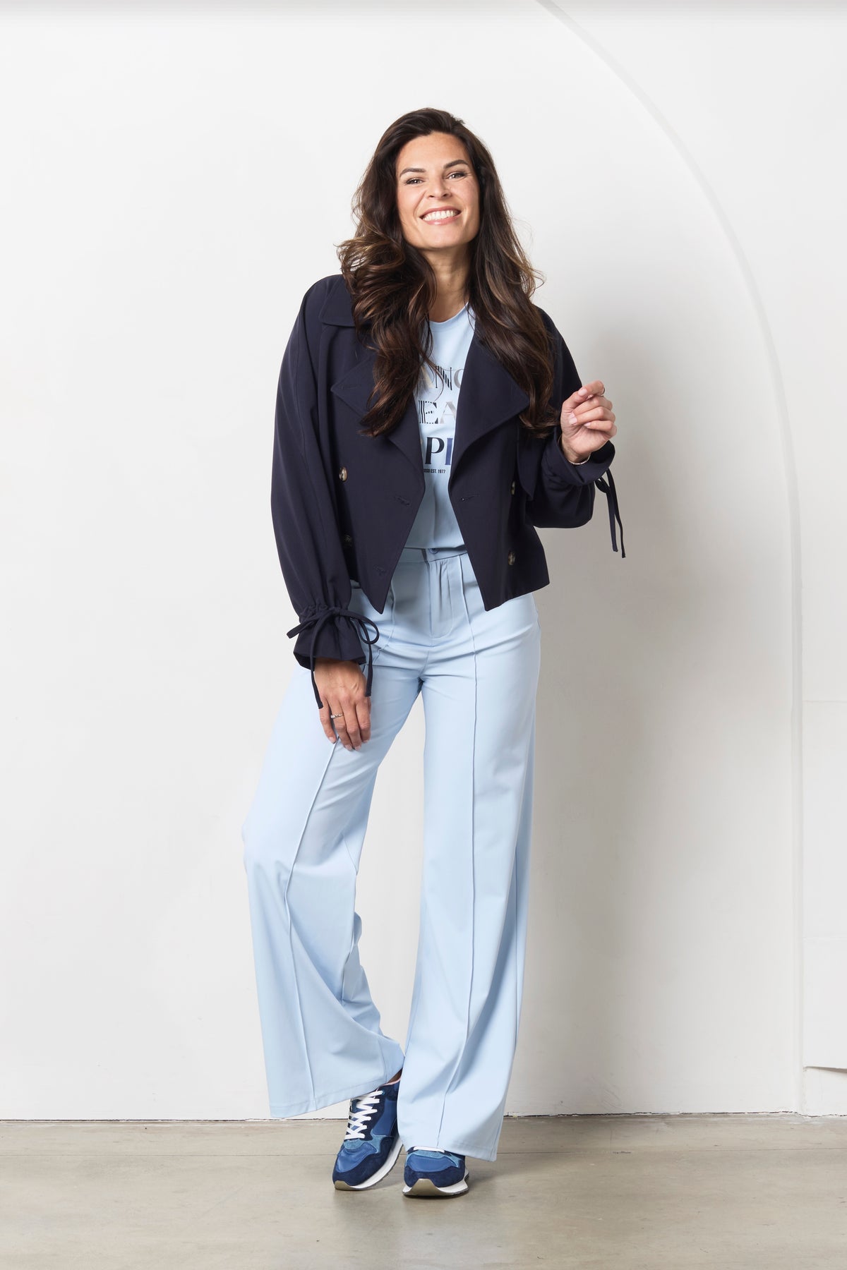 Lichtblauwe reisbroek van Zoso, model Beau Light Blue 261, met comfortabele pasvorm en stijlvolle uitstraling.