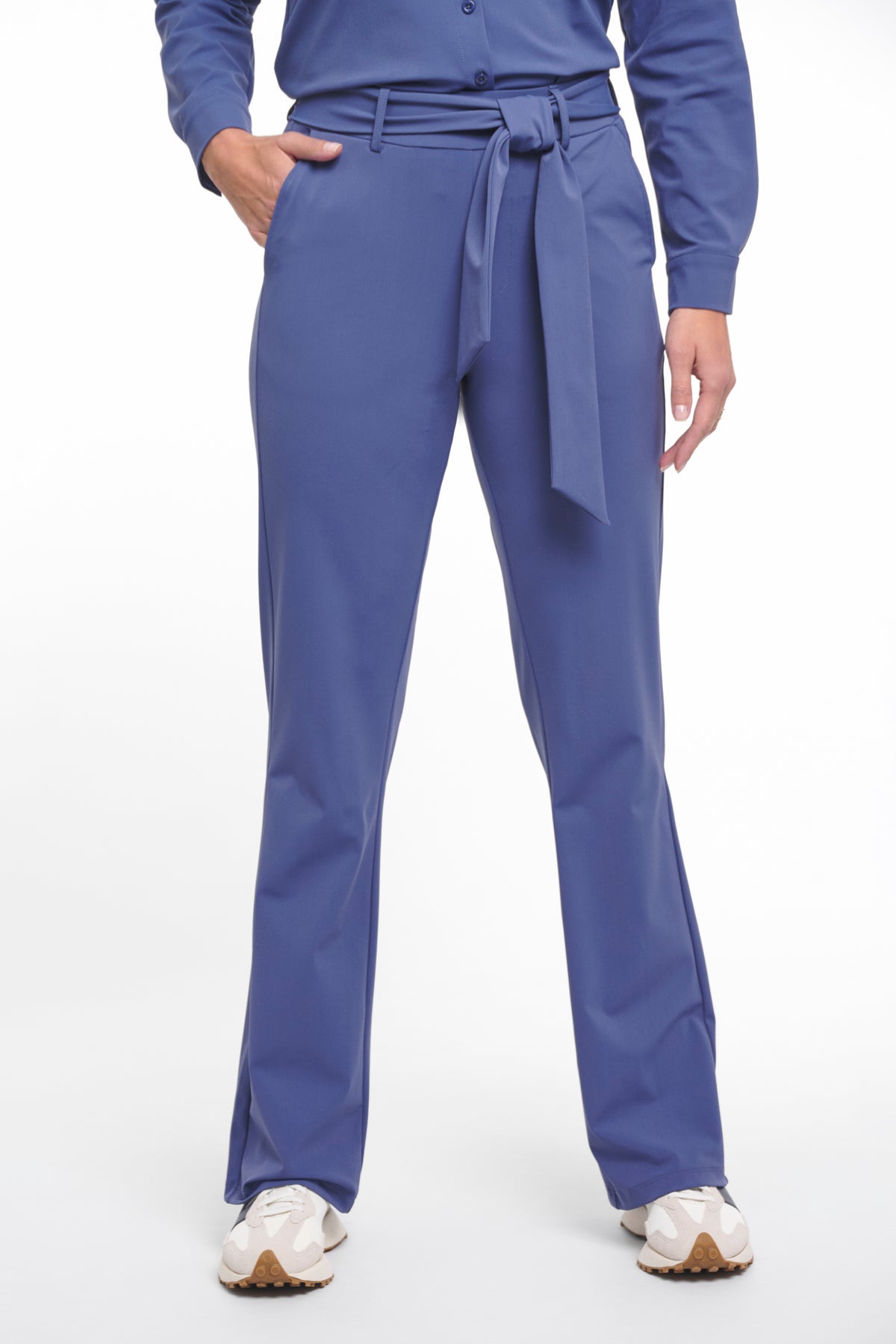 Zoso Travel Broek Belle Blue 261, lichtblauwe reisbroek met comfortabele pasvorm en praktische zakken.