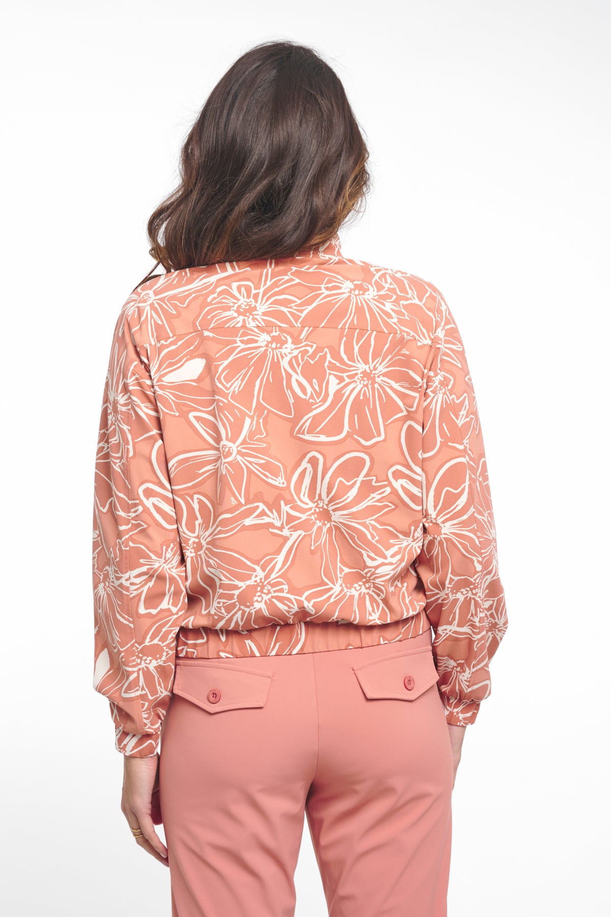 Zoso Travel Broek Belle Desert Rose 261, lichtgewicht broek met elastische taille en comfortabele pasvorm, geschikt voor reizen.