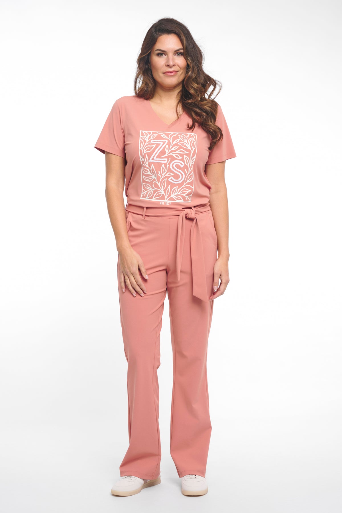 Zoso Travel Broek Belle Desert Rose 261, lichte reisbroek met comfortabele pasvorm en subtiele rozenprint.