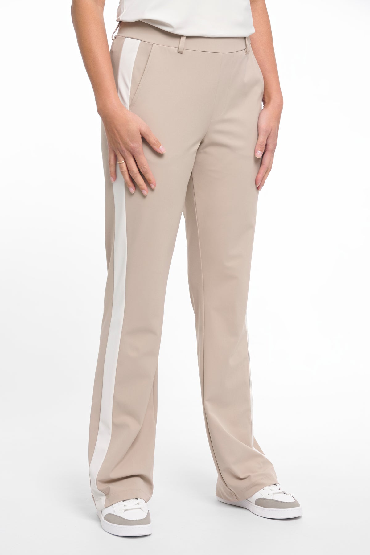 Zoso Macy reisbroek in zandsteen kleur met comfortabele pasvorm en praktische zakken, geschikt voor reizen en casual gebruik.