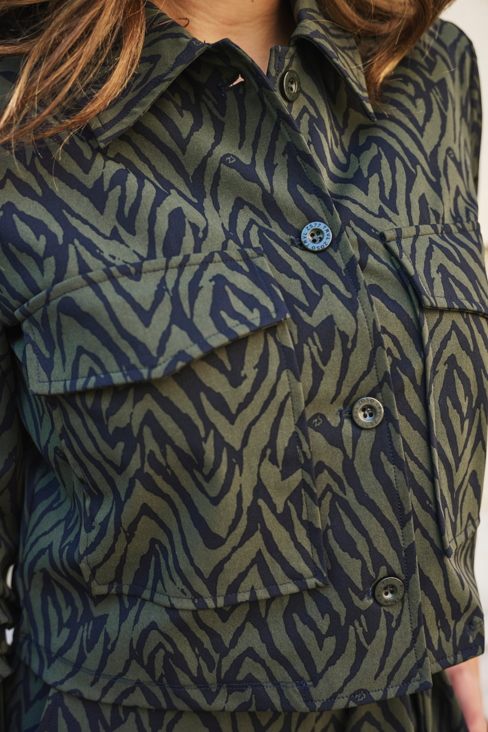 Lichtgewicht reisjacke Alma Army Navy van Zoso met camouflageprint, geschikt voor reizen en outdoor activiteiten.