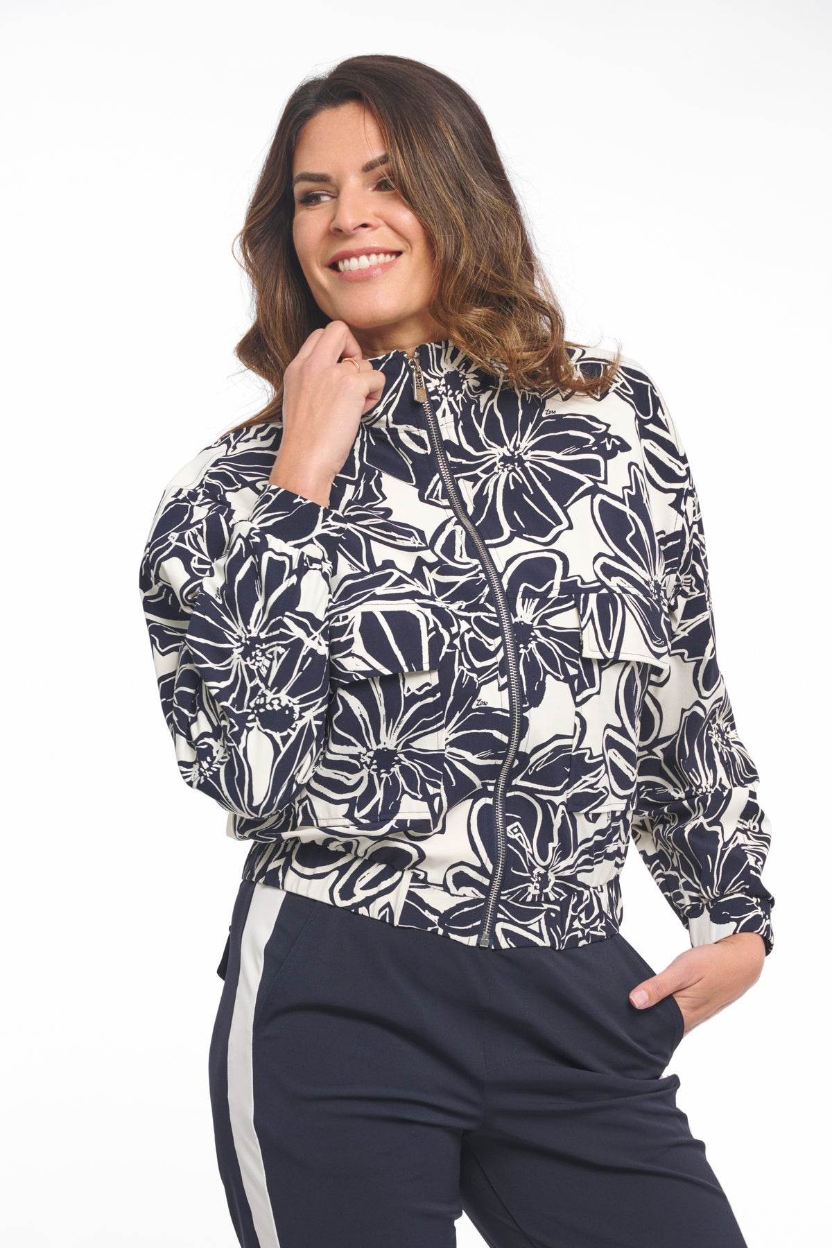 Zoso Travel Jacket Jenny in nachtblauw, lichte reisjas met waterafstotende stof en praktische zakken, geschikt voor reizen.