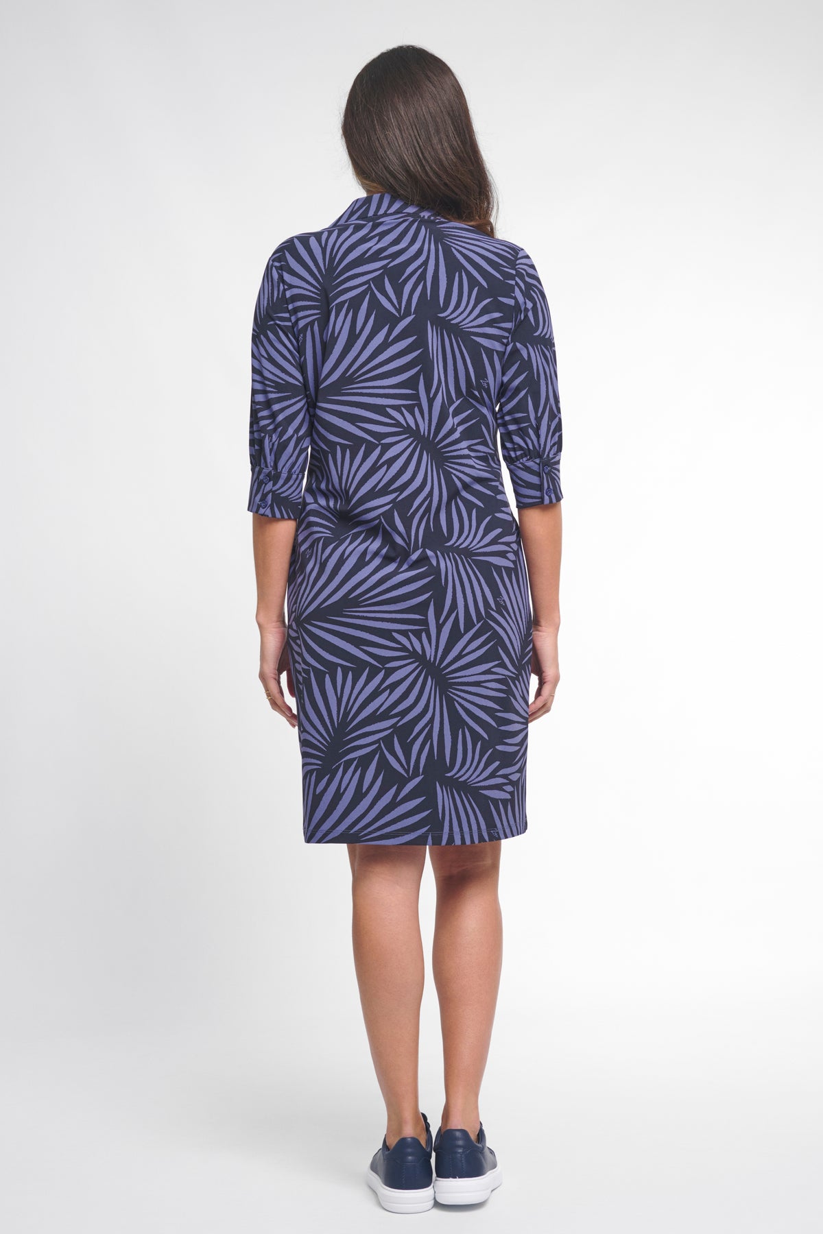 Zoso Travel Jurk Laurien in Night Blue, elegante katoenen jurk met korte mouwen en knoopsluiting, casual en comfortabel.